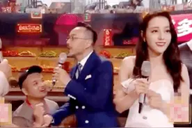 迪丽热巴遭求婚、刘亦菲被扑倒，明星被陌生人骚扰防不胜防图片