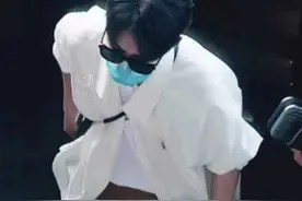 肖战现身机场录制新综艺！一身清爽帅气十足，手上红绳暴露小心思图片