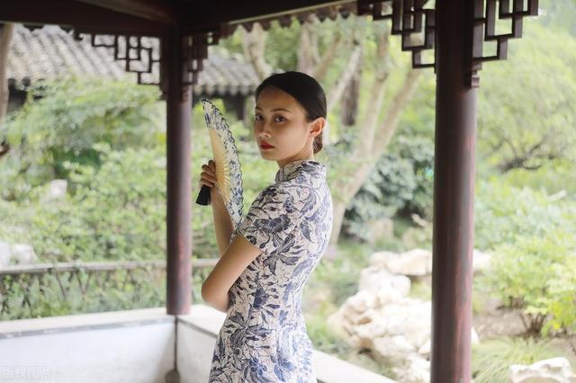 《陆犯焉识》：一个年轻风情继母的生存法则