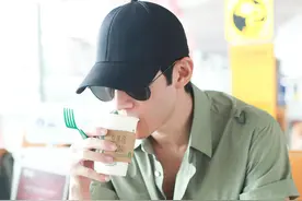 真会穿！李治廷穿绿衫搭迷彩裤又帅又撩，高挑身形man味十足图片