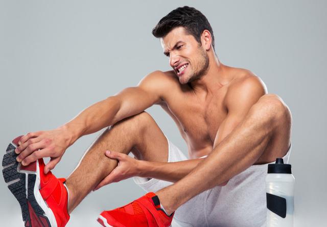 半夜腿抽筋，疼到久久不能缓解，酸爽背后竟是躺枪了这7大元凶