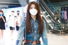 街拍：金子涵穿牛仔裙配Gucci包包搭小白鞋，尽显清纯时髦图片