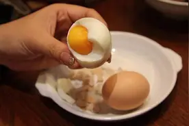 为什么你煮的鸡蛋难剥有裂缝？试试多加这一步，不用发愁了图片