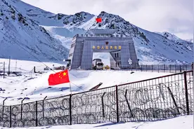 中国最高的国门，地处帕米尔高原上，曾是《冰山上的来客》取景地图片