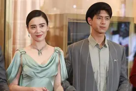 宋佳这次没选好裙子，拼两条带子挡不住“副乳”，好在气质撑得住图片
