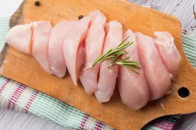 鸡肉只用清水根本洗不干净，教您一招，让血水和脏东西自动出来图片