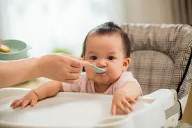 如何培养娃自主进食？家长只需做到“3不2要”，离成功就不远了图片