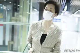 57岁毛阿敏走机场真洋气，穿挂挡开叉裤，这电线腿女生酸到不行图片