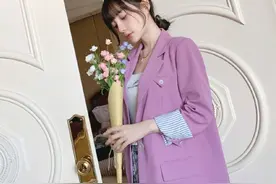 李小璐真把自己活成“网红”了，穿碎花裙叠穿西装，优雅又时髦图片