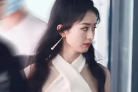 赵丽颖身穿吊脖背心亮相节目，对比模特原图后：这是同一件衣服？图片