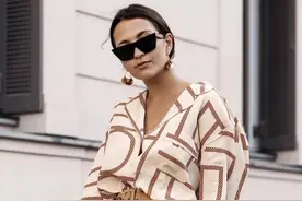 讲究的女人早就不穿T恤了，初秋流行这4种“衬衫”，显瘦提气质图片