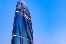 济南第一座超300米摩天楼——济南绿地中心，塔楼如喷涌的泉水图片