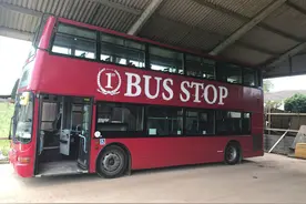 双层巴士变豪华露营车，国外爸爸强势改造，网友：动手能力太强了图片