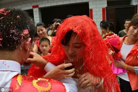 老板结婚员工统一随200块，老板发了通知，南京员工：我没听错吧图片