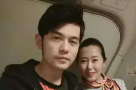 周杰伦、胡歌、赵丽颖、刘亦菲与空姐合影的颜值对比图片