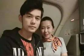 周杰伦、胡歌、赵丽颖、刘亦菲与空姐合影的颜值对比图片