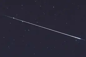 镇海角高清实拍！英仙座流星雨降临，上演浪漫“烟花”秀！仍有机会观测图片