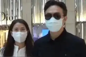 袁咏仪张智霖夫妇现身商场，全程十指紧扣，简直羡煞旁人图片