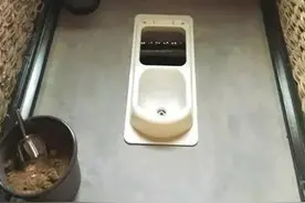 农村旱厕太臭不卫生，建水冲厕所条件不成熟，还能建啥样的厕所呢图片