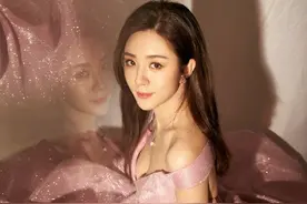 王晓晨终于放开了，穿低胸礼服裙秀事业线，身材丰满撩人指数满分图片