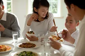 你懂坐次、点菜、喝酒、倒茶的禁忌吗？(餐桌礼仪大全，值得收藏)图片
