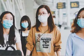 街拍：佘诗曼姜黄色字母卫衣+牛仔阔腿裤休闲随意图片