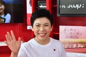 邓亚萍现身上海参加爱心活动，笑对镜头年轻有活力图片