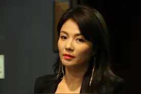 刘涛出席活动一袭西装俏丽又干练，大美人走路气场十足图片