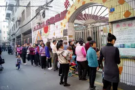 幼儿园谁来接孩子，反映出很多“家庭问题”，你家属于哪种图片