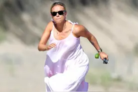 寡姐穿粉色吊带裙变嫩了！沙滩奔跑暴露满身赘肉，被未婚夫宠上天图片