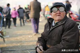 陕西一个农村大集很“土”，百年前古物盛行，“五毒马甲”见过吗图片