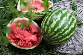 挑西瓜别再用手拍了，瓜农教你3个方法，保证又脆又甜又多汁儿图片