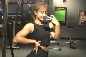 24岁健身萝莉走红网络，长相超萌身材夸张，肱二头肌不是一般壮图片