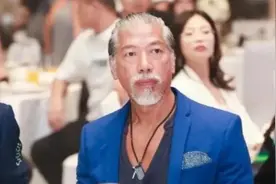 “四大反派”同框！57岁张耀扬满头白发，身材健硕男人味十足图片