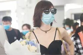 王丽坤清凉美照来袭！吊带衬衫秀出窈窕身材，破洞短裤突破常规图片