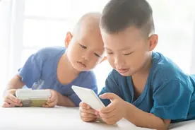 2岁宝宝沉迷于手机，罪魁祸首不是手机，家长应该好好反省一下图片
