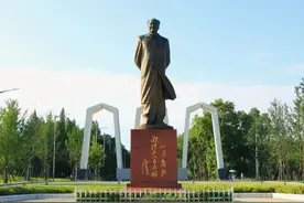 湖南"最红"高校：毛主席亲题校名，矗立巨型铜像，校园内处处承载红色精神！图片