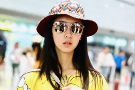 陈都灵气质好清纯，穿卡通T恤配高腰短裤走机场，女神气场挡不住图片