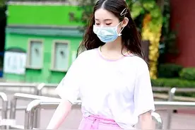 跟虞书欣相媲美，张艺凡下班被邂逅，细节惹人怜爱！图片