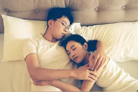 前夫再婚，我悄悄跟在婚车后面开了9公里后，接到了一条短信图片