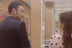 尼格买提与朱迅对台本，暴露央视陈旧布景，门框号码牌都脱落图片