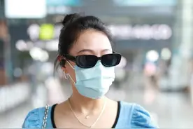 袁娅维现身机场，蓝色的紧身衣秀出好身材，紧身裤亦如此图片