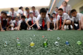 科普：弹玻璃球、火箭发射和牛顿定律图片