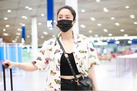 街拍：董璇穿印花衬衫配牛仔裤搭小白鞋，尽显简约休闲图片