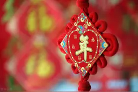 夫妻带着孩子回家过年，公公当面训斥儿子：管好自己的媳妇！图片