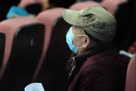 喝酒、抽烟对预防新冠肺炎有效？为何老年人更易被谣言和诈骗信息“洗脑”？图片