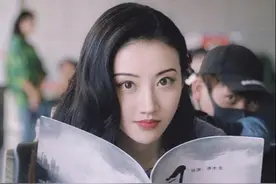 换掉欧式大双眼皮和一字粗眉之后，景甜秒变挂历女郎图片