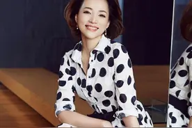 真正大气的女人，裙子下面不会配凉鞋，不得体！看董卿就知道了图片