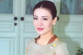 西米拉近照曝光！剃光头穿长袍瘦到脱相，昔日最美王后令人唏嘘图片