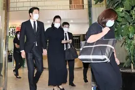 一路走好！霍英东正室呂燕妮设灵，港姐朱玲玲独自现身送别前婆婆图片